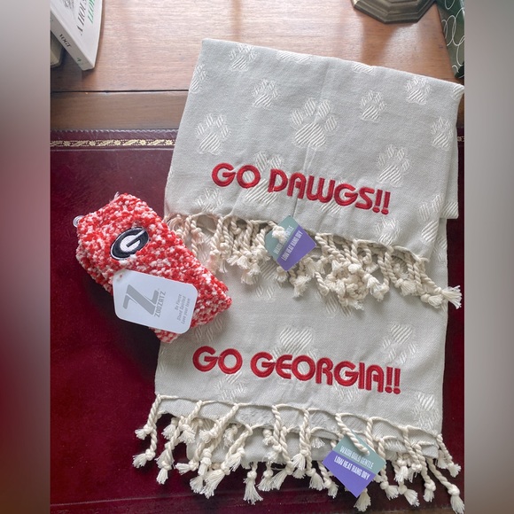 Paw Picnic Blanket Bulldogs 2 Embroideries Per Each - Picture 2 of 11